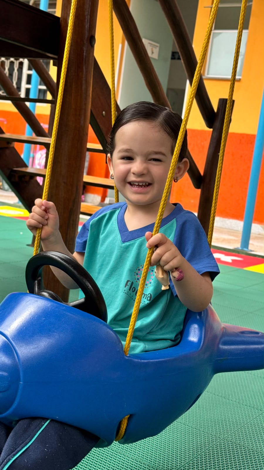 Criança brincando no balanço
