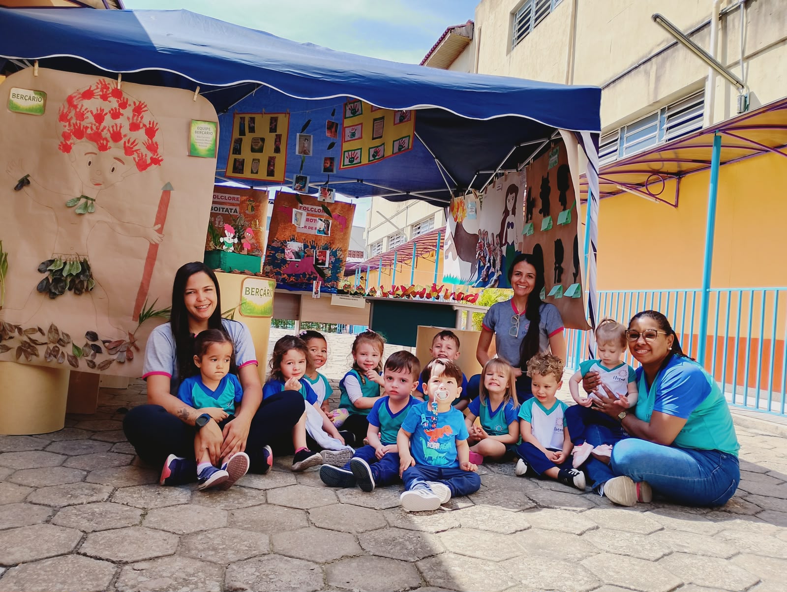 Crianças e educadoras no pátio da Escola Floema