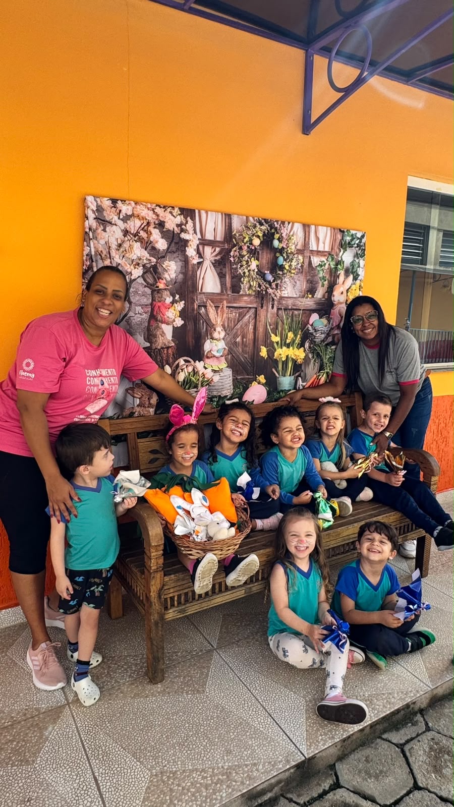 Equipe e crianças em uma celebração na escola