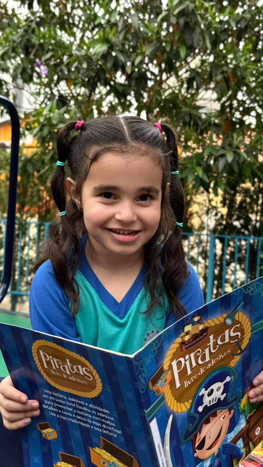 Criança lendo um livro na escola