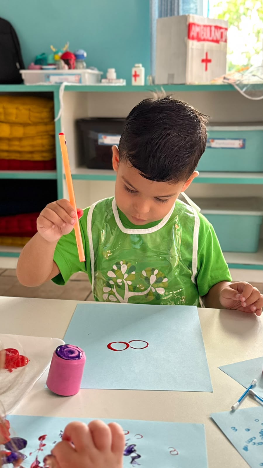 Criança pintando em uma atividade artística