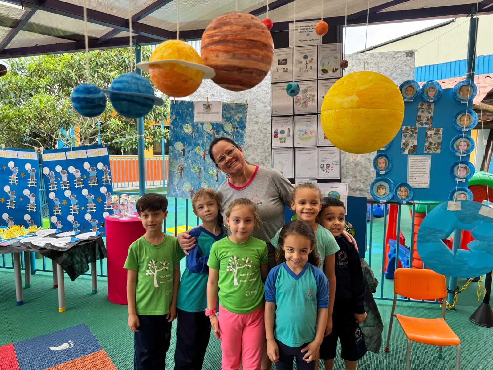 Professora com crianças em uma experiência sobre o espaço